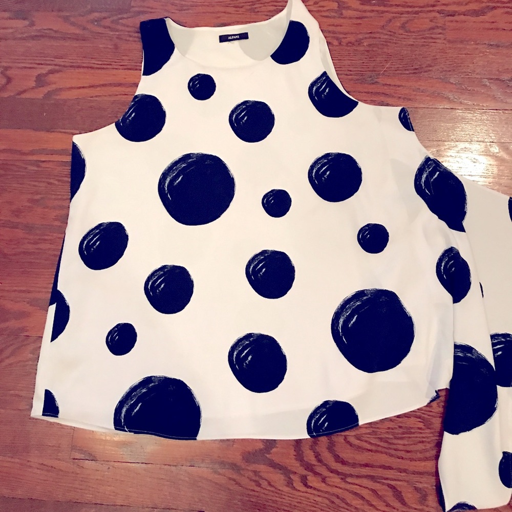 Stunning Alfani tunic top. Size 14. Worn once. Navy and white